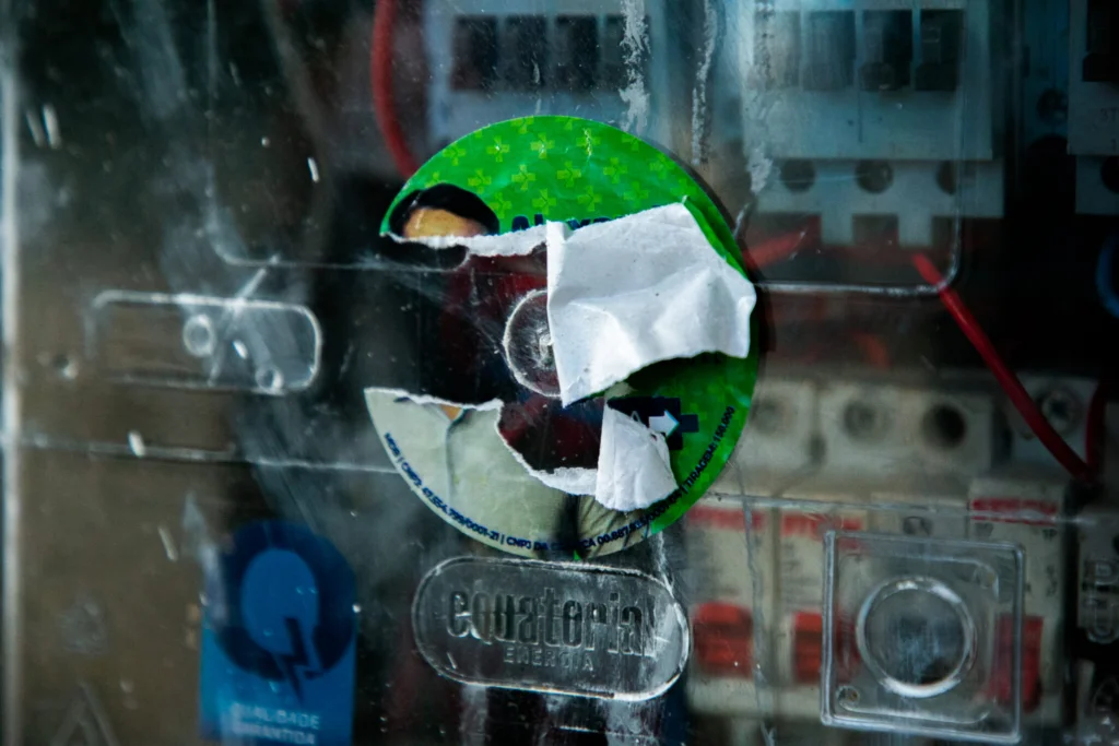 Propaganda eleitoral em postes e medidores de energia é proibida e pode gerar multa, alerta Equatorial Piauí