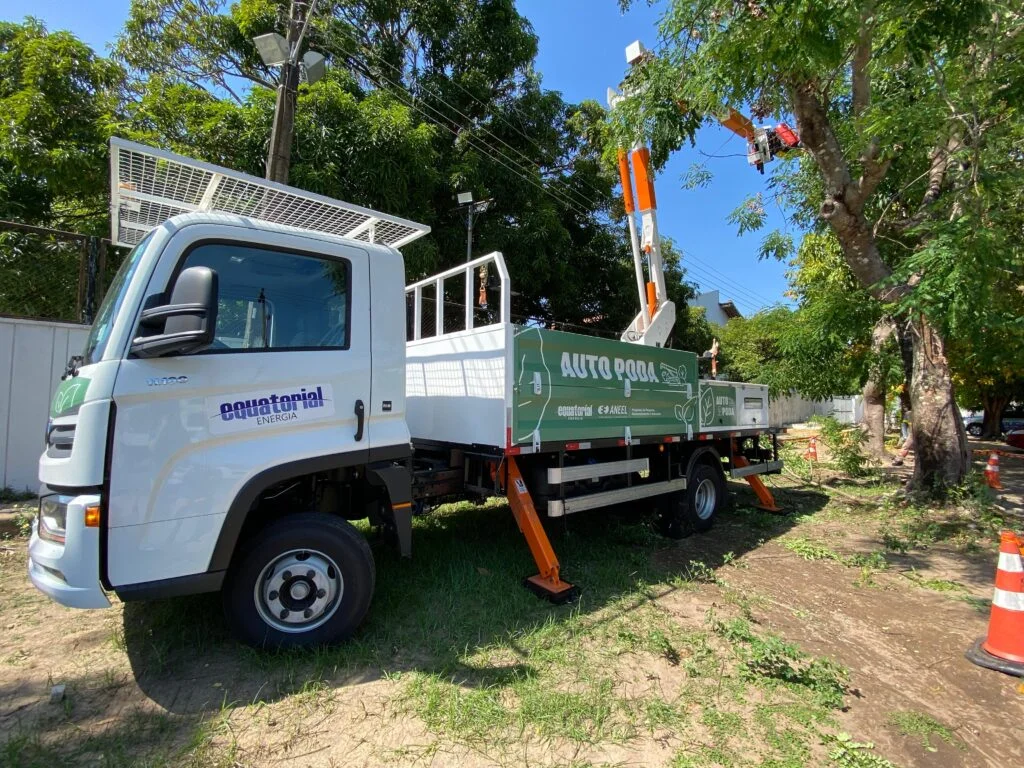 Equatorial Piauí inova com caminhão de poda automática operado por controle remoto