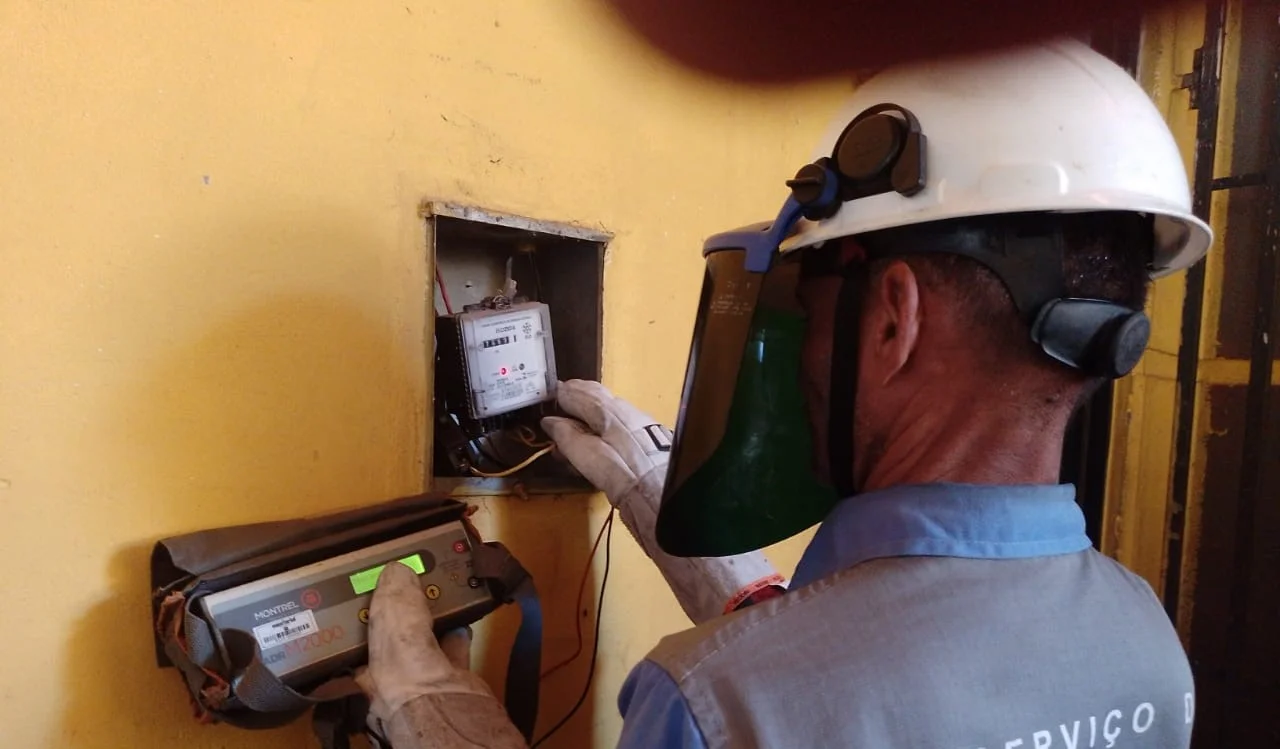 Ligações irregulares de energia colocam em risco à população e podem provocar danos elétricos