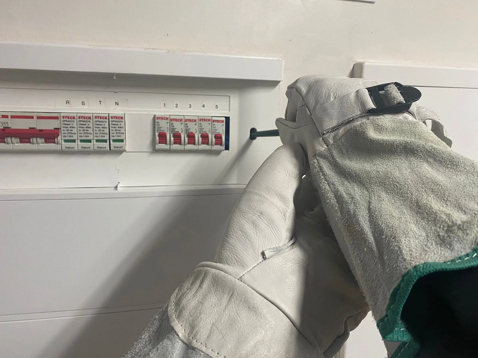 Fuga de corrente elétrica pode elevar o valor da fatura de energia