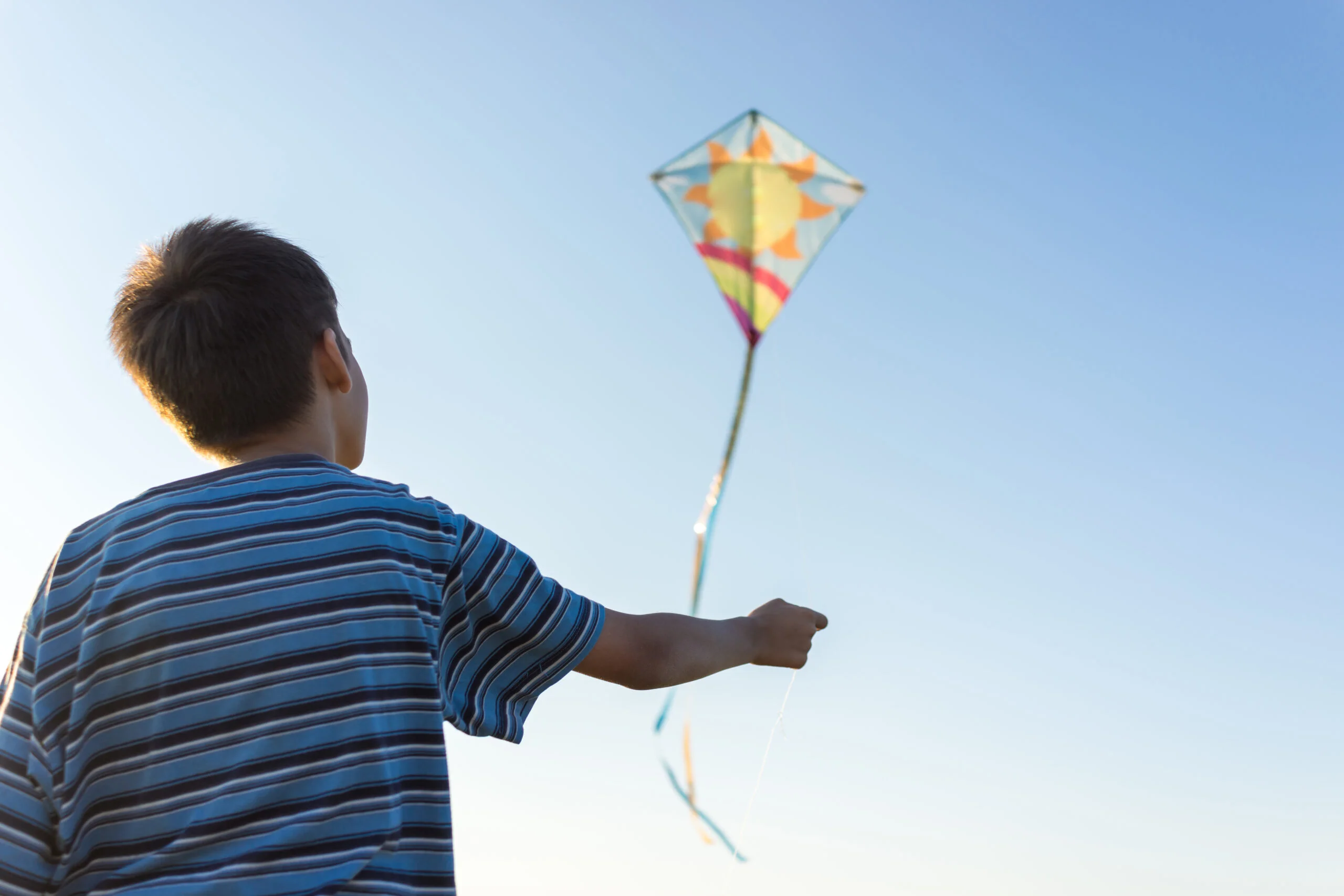 Cuidado e atenção com as brincadeiras de pipa nas ruas