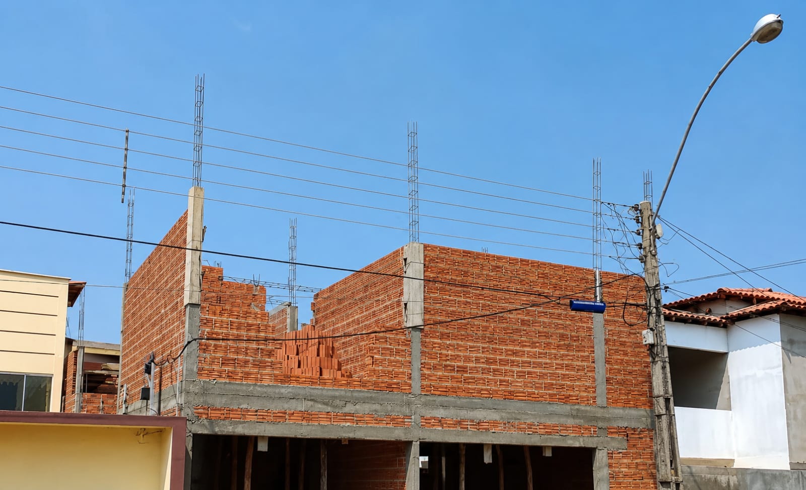 Obras próximas à rede elétrica geram riscos de acidentes